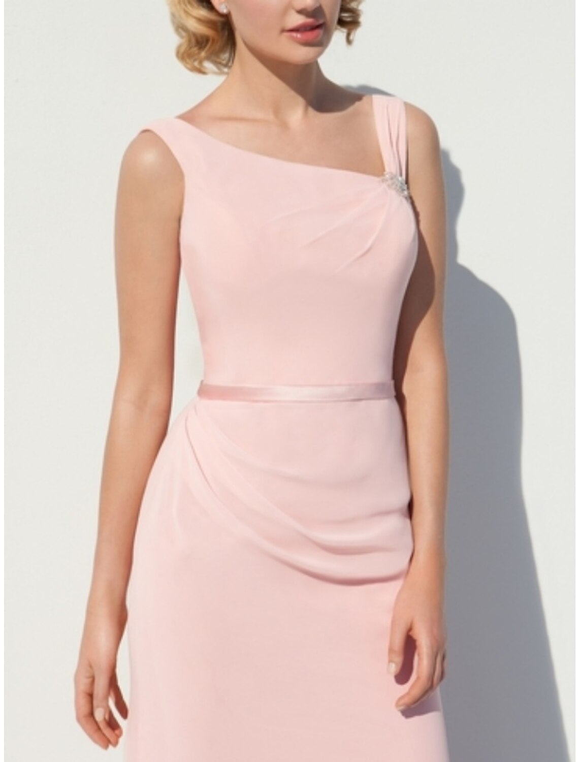 Abito da damigella d'onore a trapezio, elegante, senza maniche, in chiffon, lungo fino al pavimento, con spacco frontale / spilla di cristallo / arricciatura